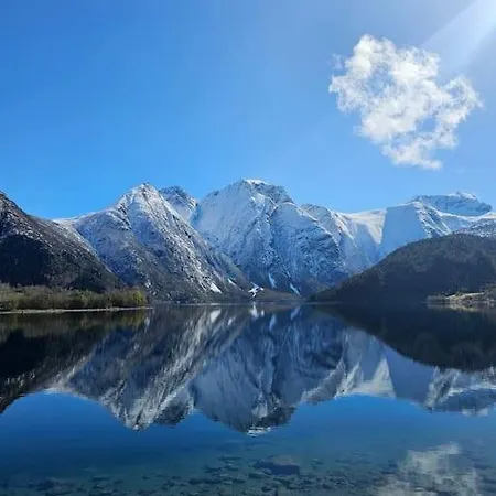 Dom wakacyjny Jovollstua I Eresfjord Med Bat Til Leie