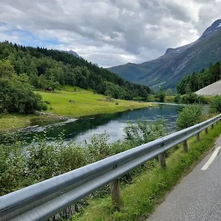 Dom wakacyjny Jovollstua I Eresfjord Med Bat Til Leie Overas